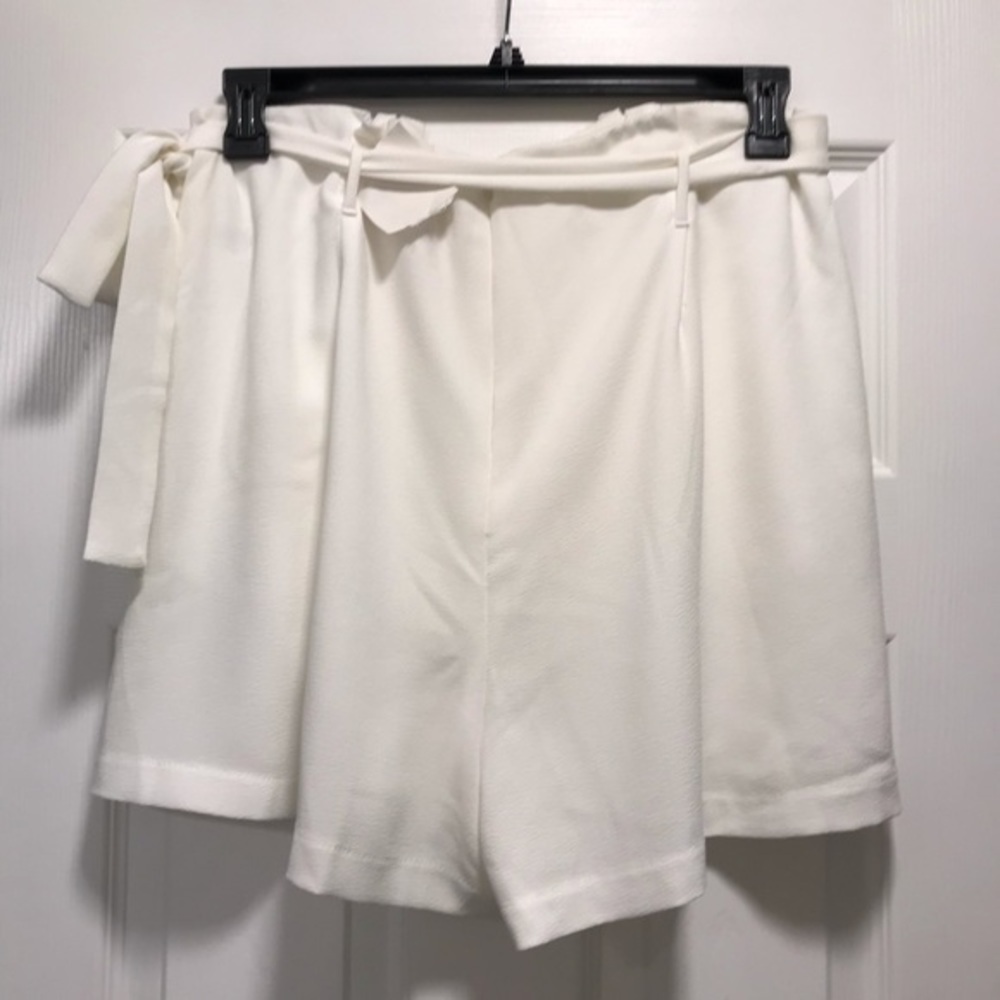 Leith tie waist crepe shorts in ivory - Picture 3 of 4